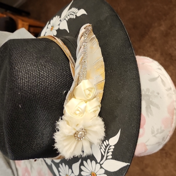 Ladies cowboy hat. - Picture 2 of 2